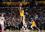 勇士横扫湖人，库里盖帽