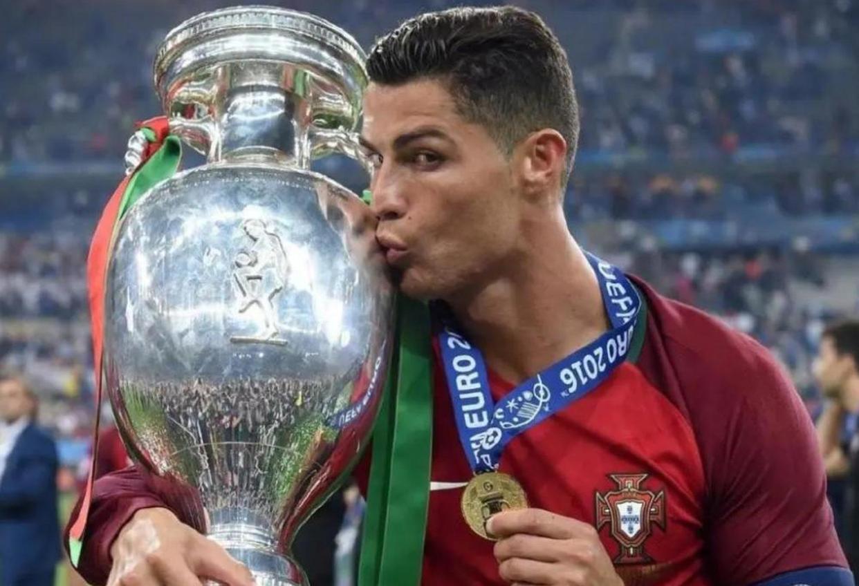 葡萄牙足球员喜获比赛MVP奖 葡萄牙足球员喜获比赛MVP奖