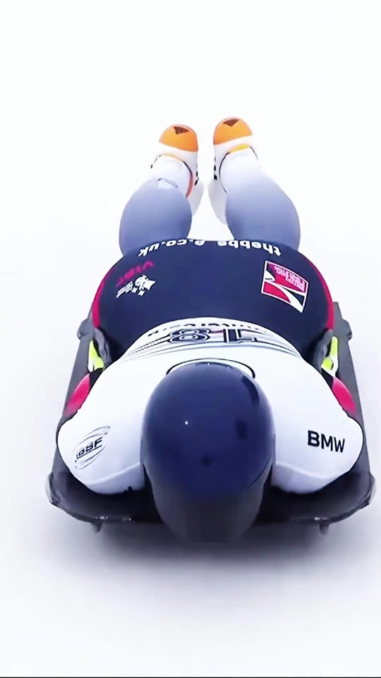 雪车赛选手冲刺全力,拼尽全力 雪车赛选手冲刺全力,拼尽全力