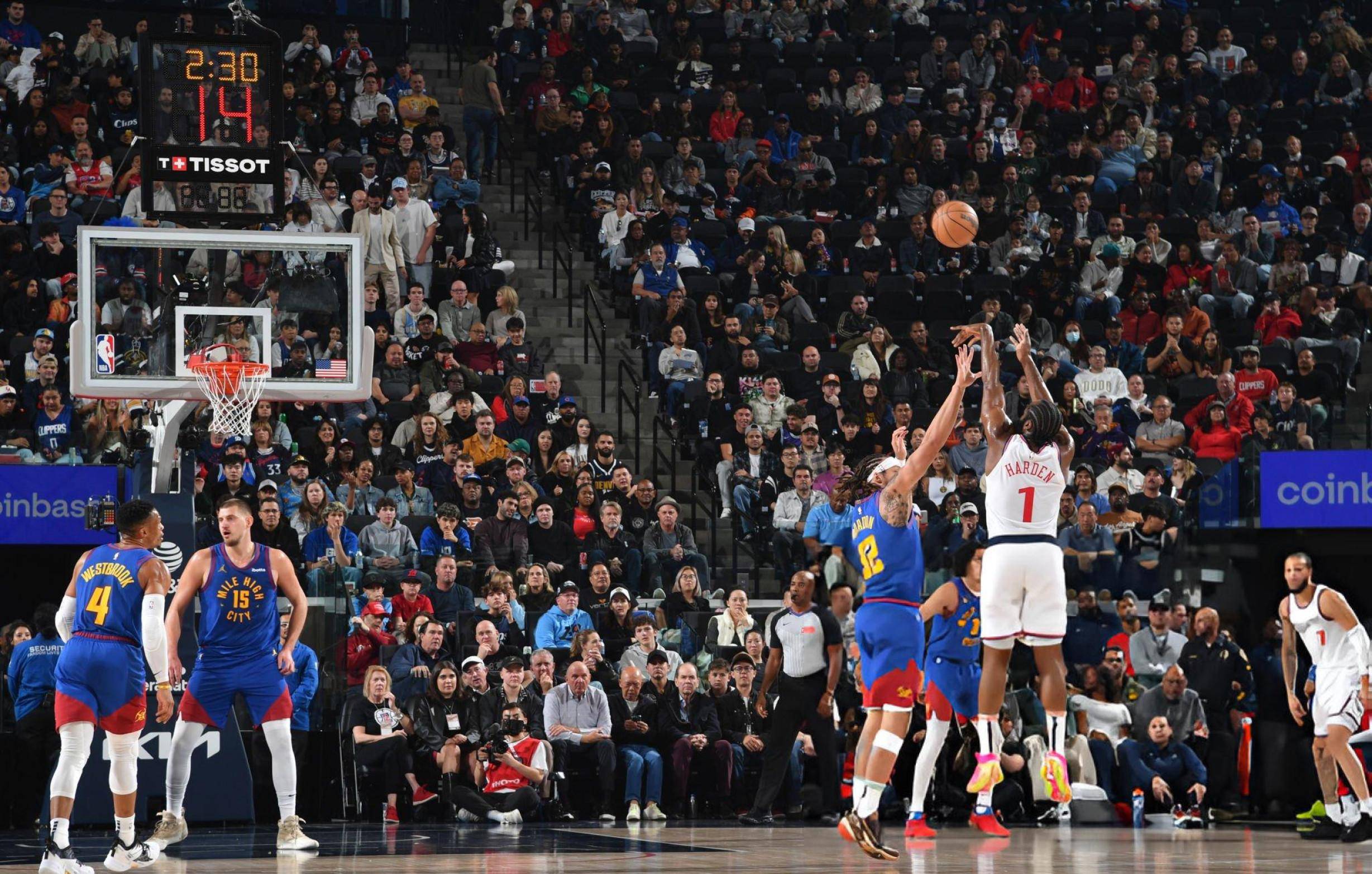 火箭逆转击败对手,哈登表现稳定 火箭逆转击败对手,哈登表现稳定