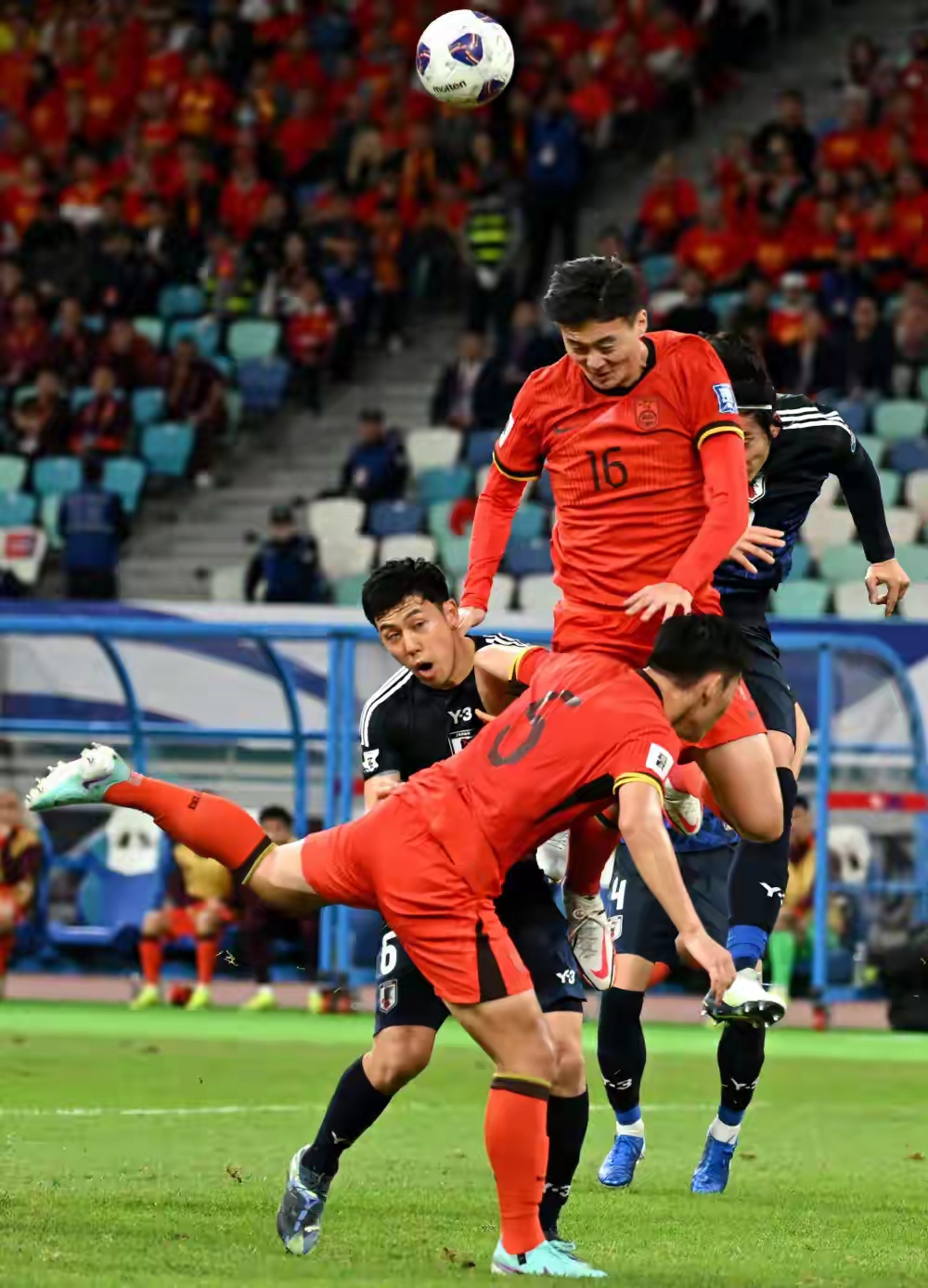 足球比赛场面火爆,球员斗志昂扬 足球比赛场面火爆,球员斗志昂扬