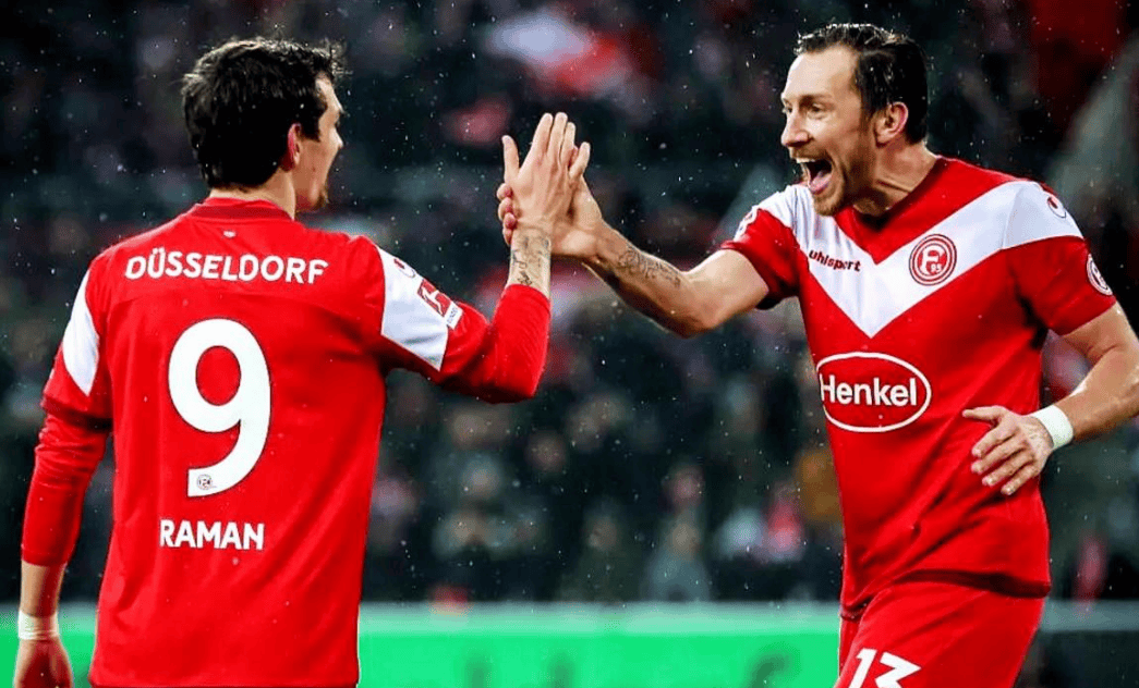 双方球队在比赛中互有胜负! 双方球队在比赛中互有胜负!