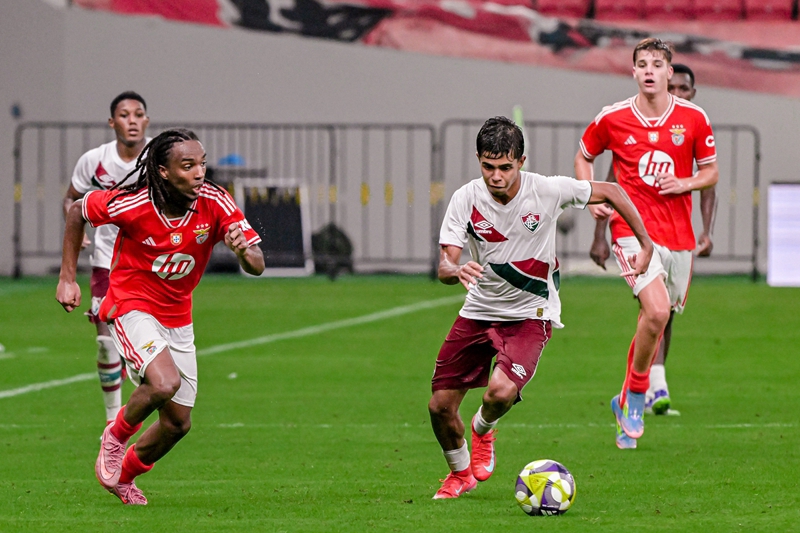 足坛明日之星亮相，赛场上演华丽巅峰对决